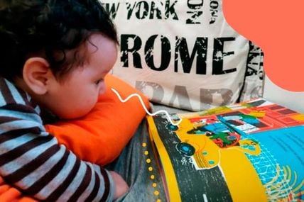 Banner com criança lendo um livro em uma biblioteca