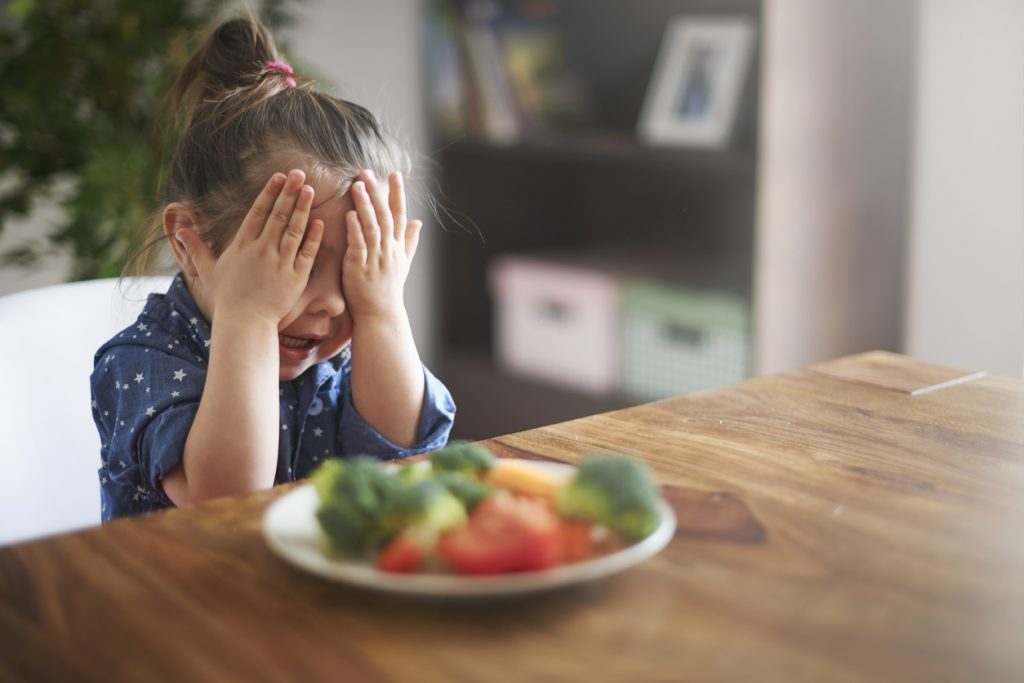 Criança recusando uma alimentação saudável