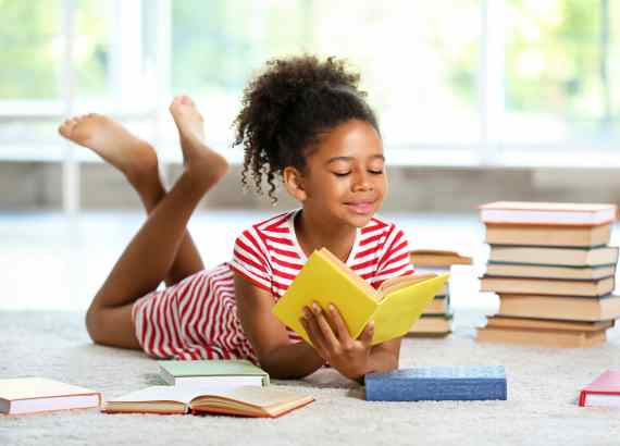 Importancia da leitura no desenvolvimento infantil menina lendo