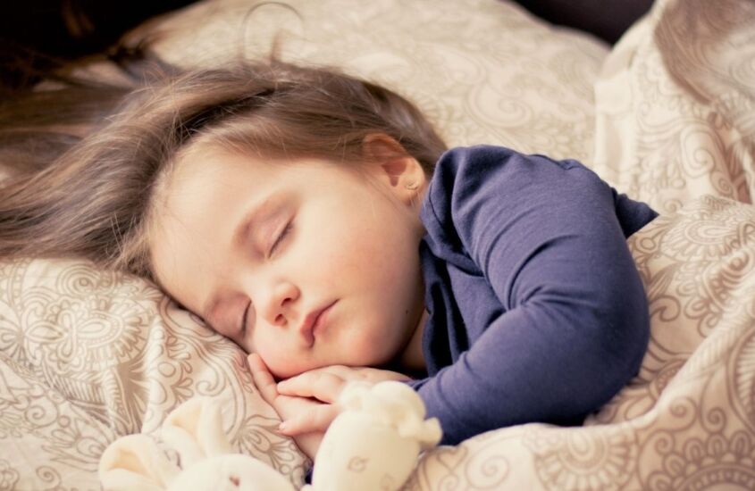 Ler antes de dormir: 10 motivos para incorporar o hábito ao ritual do sono