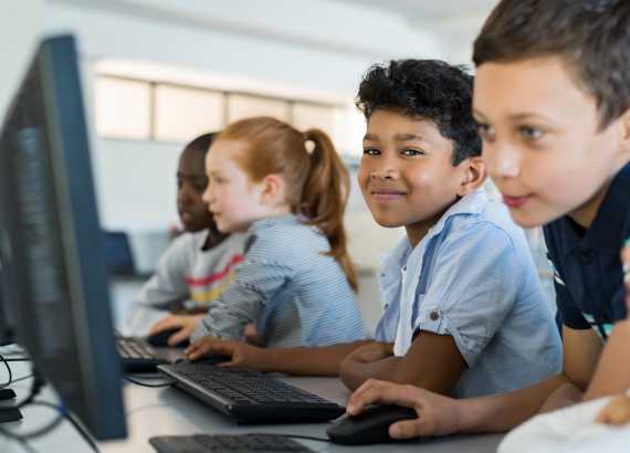 Crianças numa sala com computadores