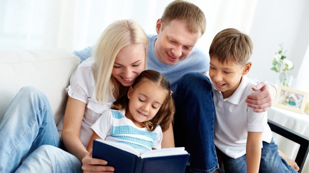 família lendo como entreter as crianças