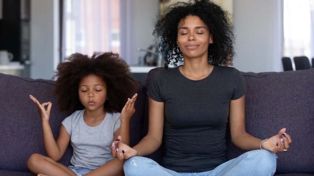 mãe e filha meditando como ocupar as crianças