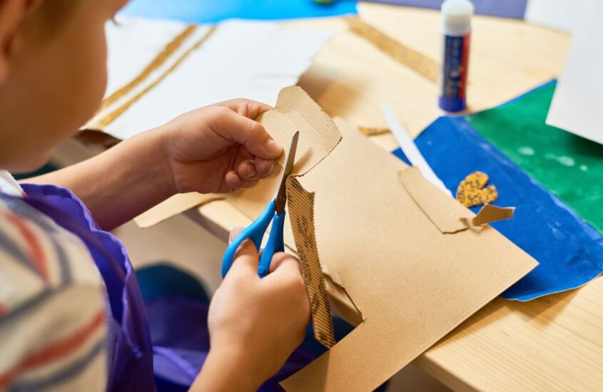 Como fazer um colar de papel com os pequenos