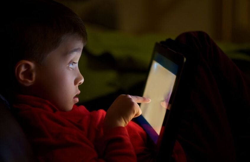 Seu filho joga Among Us? A importância de acompanhar essa e outras atividades para garantir uma Internet segura