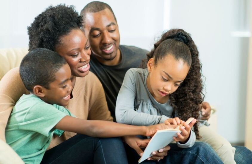 Ler em família: essas trocas formam leitores?