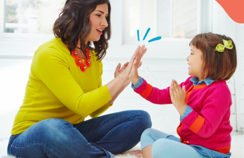 Mãe e filha brincando com canções
