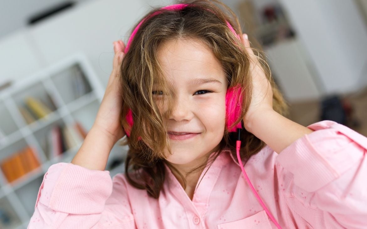 É Realmente Um Fan De Música Grande a Criança Pequena Feliz