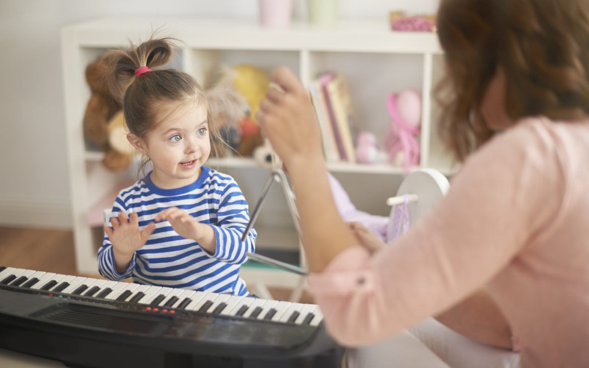 É Realmente Um Fan De Música Grande a Criança Pequena Feliz