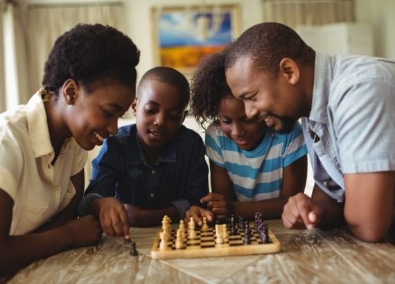 Rafael ensina como improvisar jogos em casa e se divertir com a