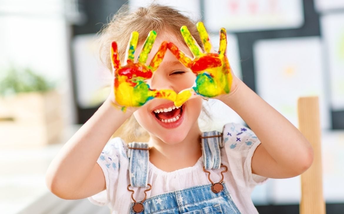 Clube infantil colorido para jogo e jogo de emblema de classe de