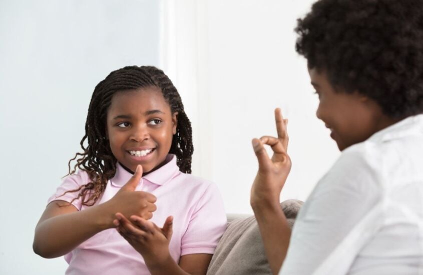 O que é cultura surda? Entenda e esclareça o assunto com seus filhos, sejam eles surdos ou ouvintes