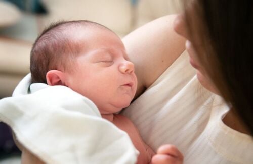 Desenvolvimento dos sentidos e os bebês. Veja quando o bebê começa a ouvir, sentir e enxergar