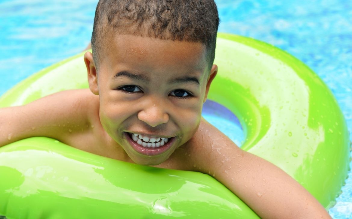 benefícios da natação infantil