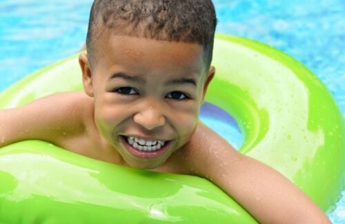 benefícios da natação infantil