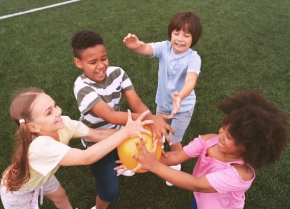 16 brincadeiras antigas para resgatar e ensinar às crianças 8 Crianças com bola brincando de batata-quente