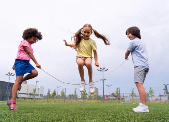 16 brincadeiras antigas para resgatar e ensinar às crianças 4 Crianças brincando de pular corda