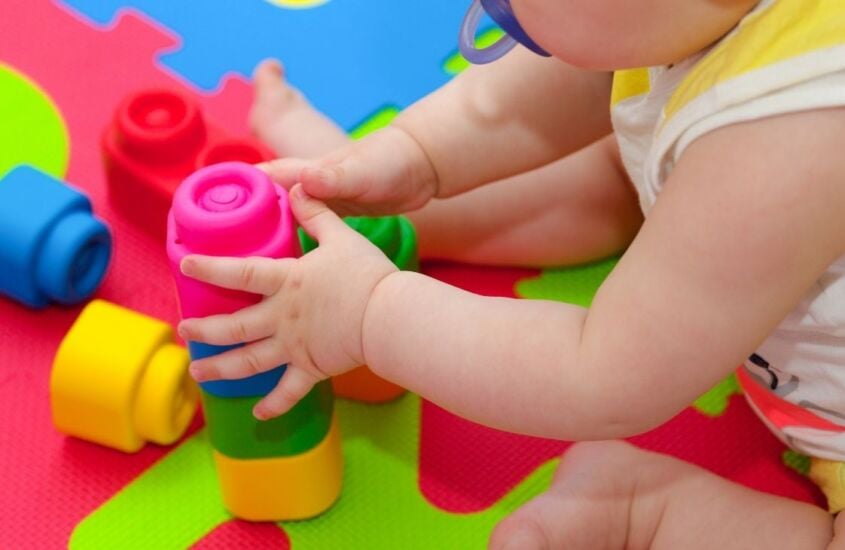 Coordenação motora do bebê: como ela se desenvolve - Blog | Clube Quindim