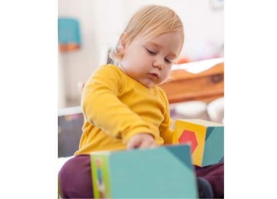 Atividades sensoriais para bebês. Caixa sensorial
