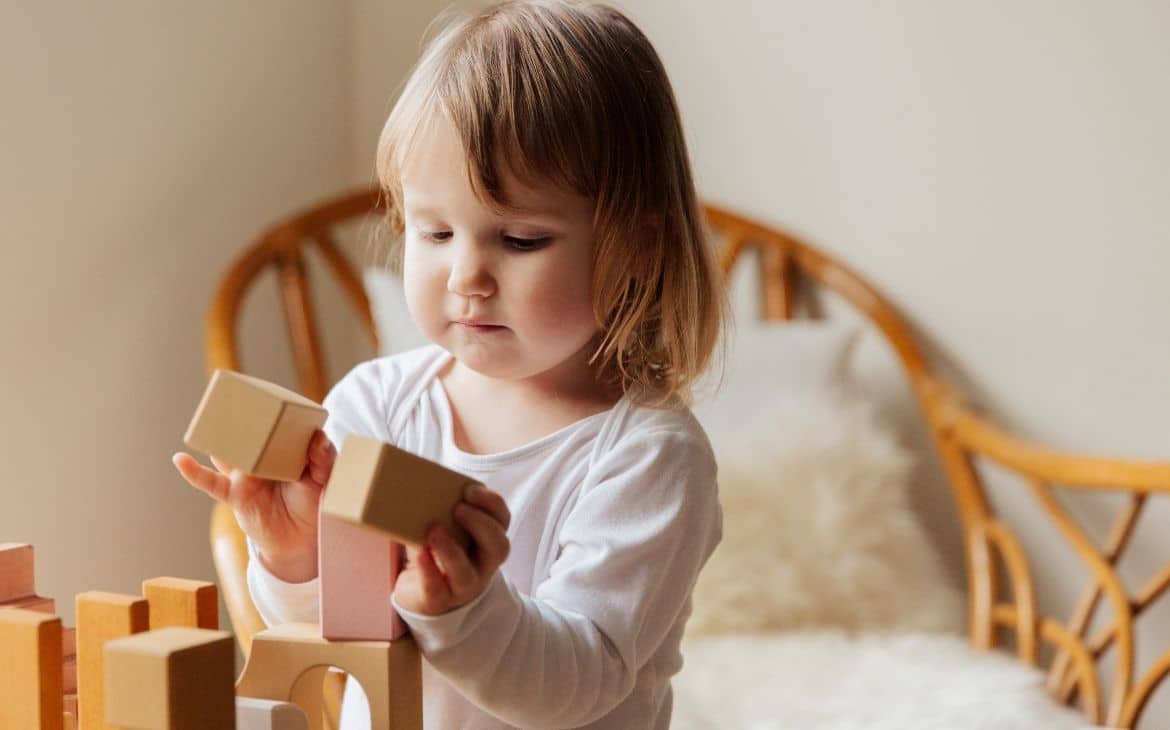 Brinquedos e brincadeiras para bebês de 0 a 3 meses