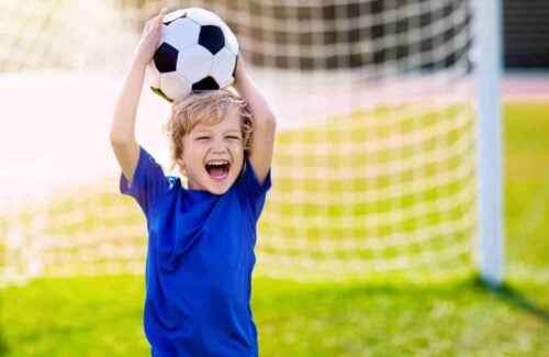 Jogo de futebol infantil. meninos jogando futebol no campo de