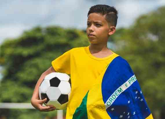 Futebol Infantil. As Crianças Jogam Futebol. a Luta Ativa E a