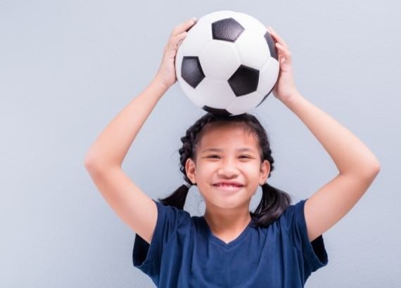 Futebol Infantil. As Crianças Jogam Futebol. a Luta Ativa E a
