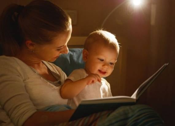 Leitura para bebês na barriga. Mãe lendo com seu bebê