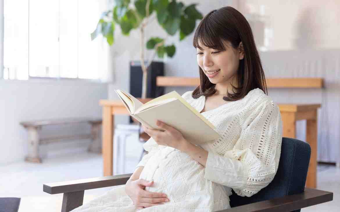 Leitura para bebês na barriga. Mãe lendo para seu bebê durante a gravidez
