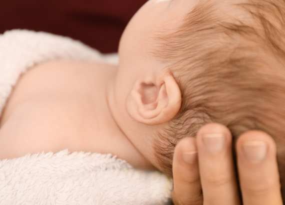 Teste da orelhinha. Imagem da orelha de um bebe