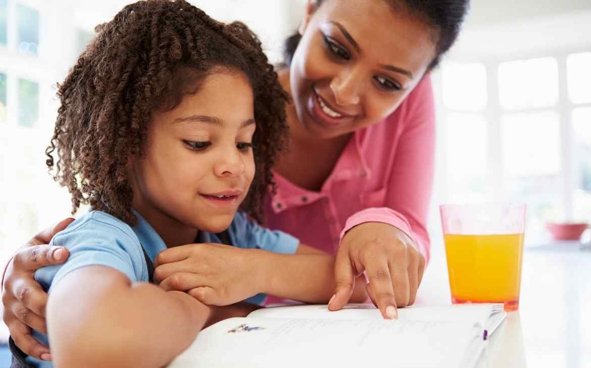 Como ensinar a ler 8 dicas fáceis e práticas - mãe auxiliando a leitura da filha