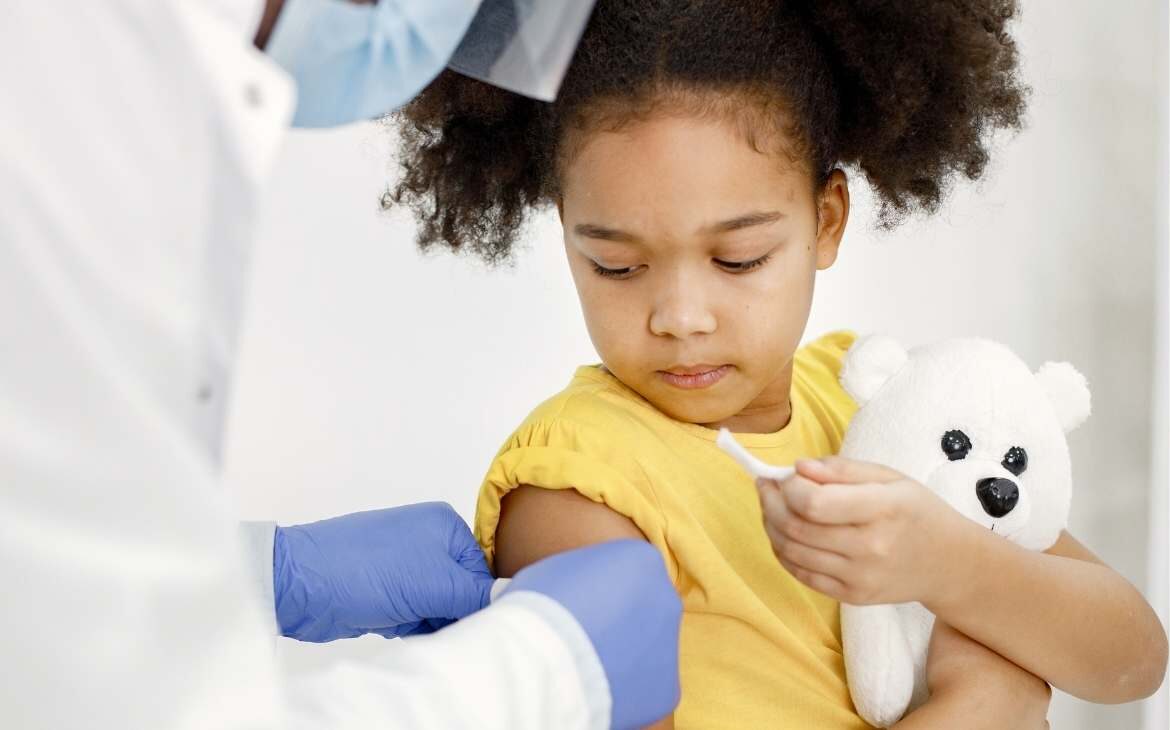 Menina sendo vacinada - vacinação
