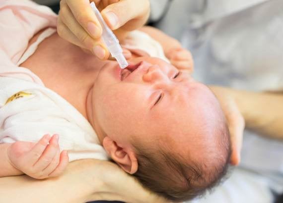 Entenda os motivos da queda na taxa de vacinação Recém nascido tomando vacina em gota - vacinação