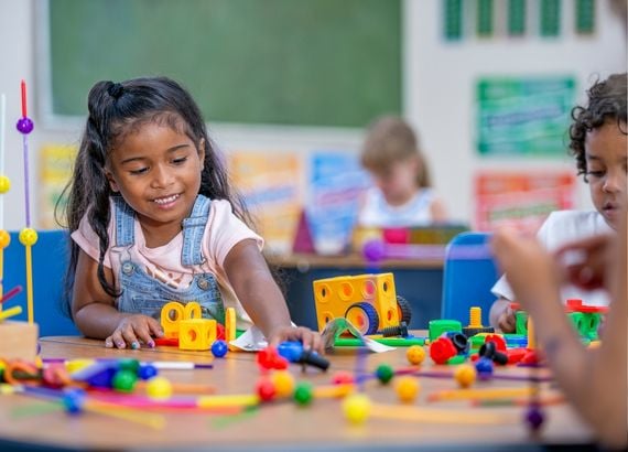 atividades para crianças 4 anos Menina brincando com peças de montar