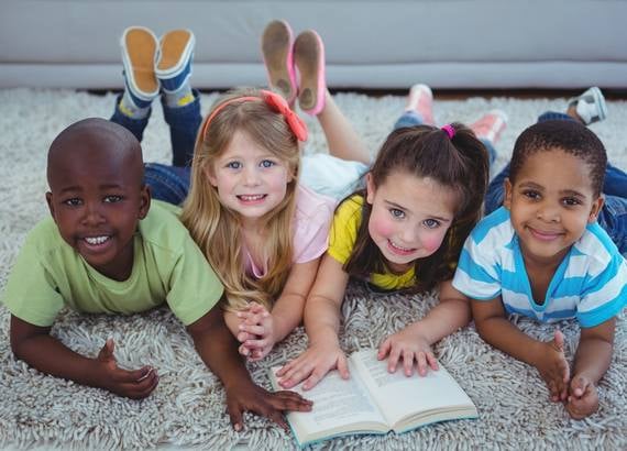 atividades para crianças 4 anos Quatro crianças lendo um livro