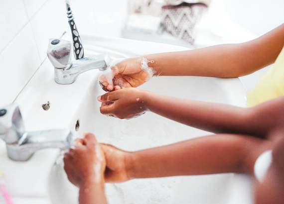 Crianças lavando as mãos. A importância do incentivo à higiene masculina