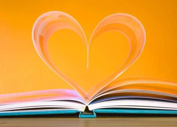 Livro sobre a mesa formando um coração com suas páginas. Linguagens artísticas o que e quais são as linguagens da arte.