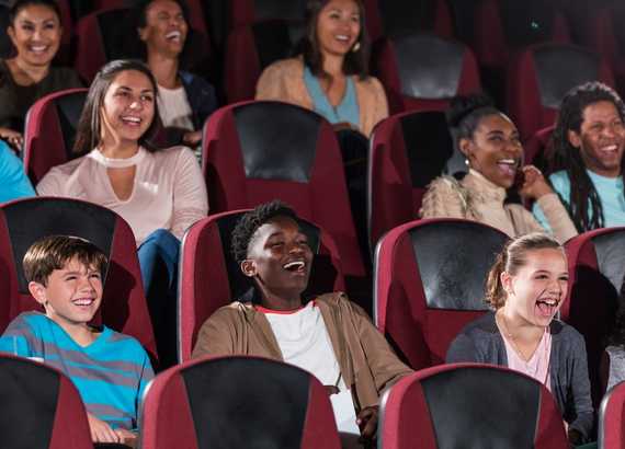 Crianças e adolescentes em um cinema rindo de um filme. O acesso de crianças à pornografia e o que nós podemos fazer 