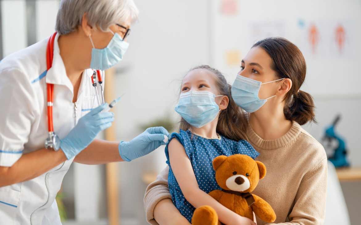 As 7 maiores dúvidas dos pais sobre a vacina da covid capa