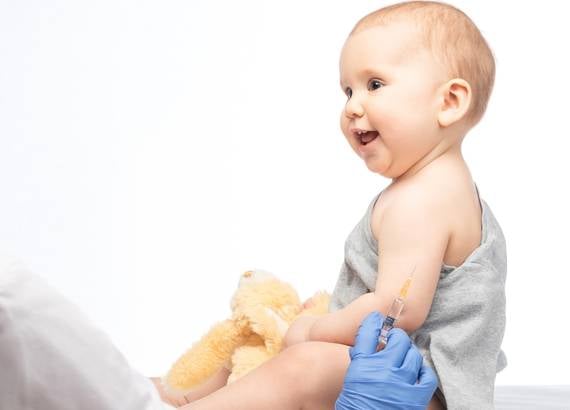 As 7 maiores dúvidas dos pais sobre a vacina da covid. Criança pequena tomando vacina.