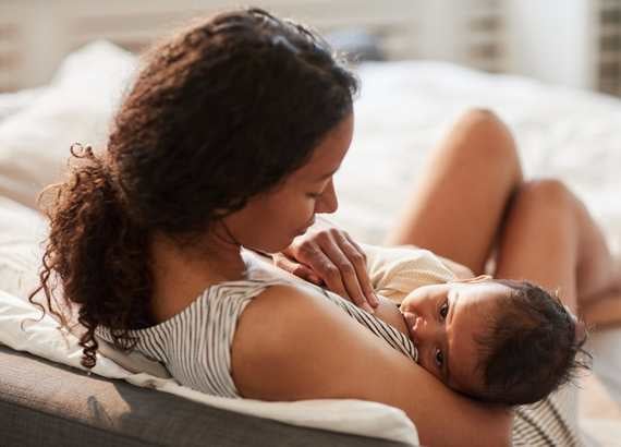 As 7 maiores dúvidas dos pais sobre a vacina da covid. Mãe amamentando criança.