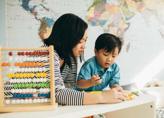 Crianças em casa: 10 dicas úteis para o home office e as férias. Mãe interagindo com a criança em atividade recreativa.