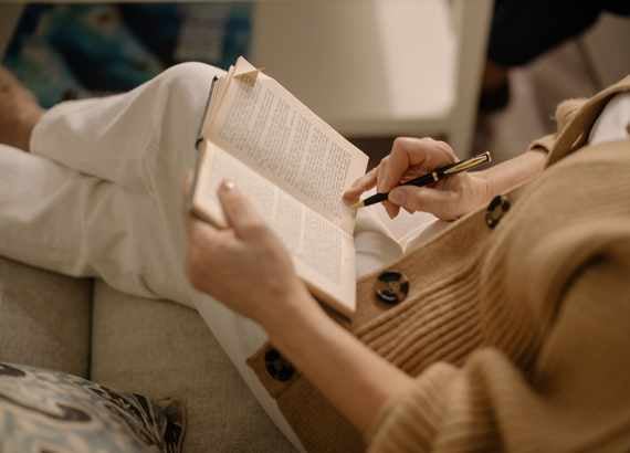 Crianças em casa: 10 dicas úteis para o home office e as férias. Pessoa lendo um livro em momento de lazer.
