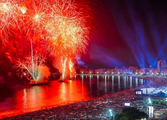 Festas de fim de ano: como 15 países de diferentes culturas celebram as datas festivas. Virada de ano em uma praia lotada com fogos de artíficio.