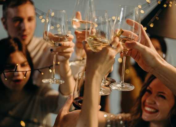 Festas de fim de ano: como 15 países de diferentes culturas celebram as datas festivas. Pessoas celebrando com champanhe.