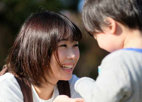 15 dicas para ajudar seus filhos durante a adaptação escolar. Mãe conversando com filho, sendo receptiva e atenciosa.