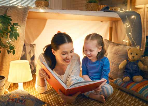 dia do livro infantil mãe lendo com a filha