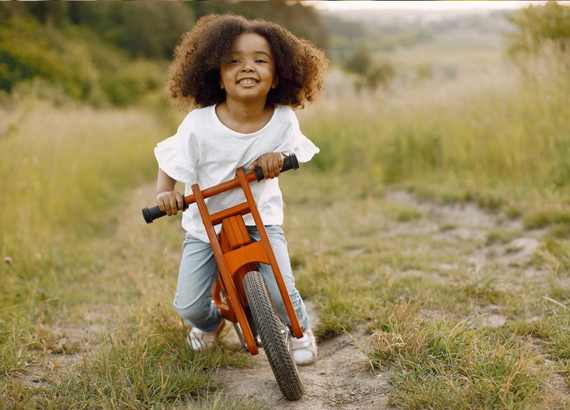 10 atividades infantis baratinhas para aproveitar um dia bonito e brincar ao ar livre