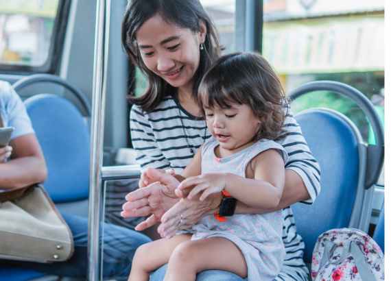 A importancia de incluir e acolher maes e criancas em espacos publicos. Mae e filha no transporte