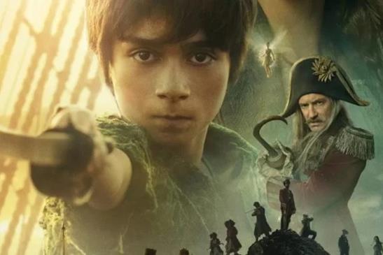 Peter Pan. Imagem de Peter e Capitão Gancho do live action produzido pela Disney em 2023 e disponível no streaming Disney+.